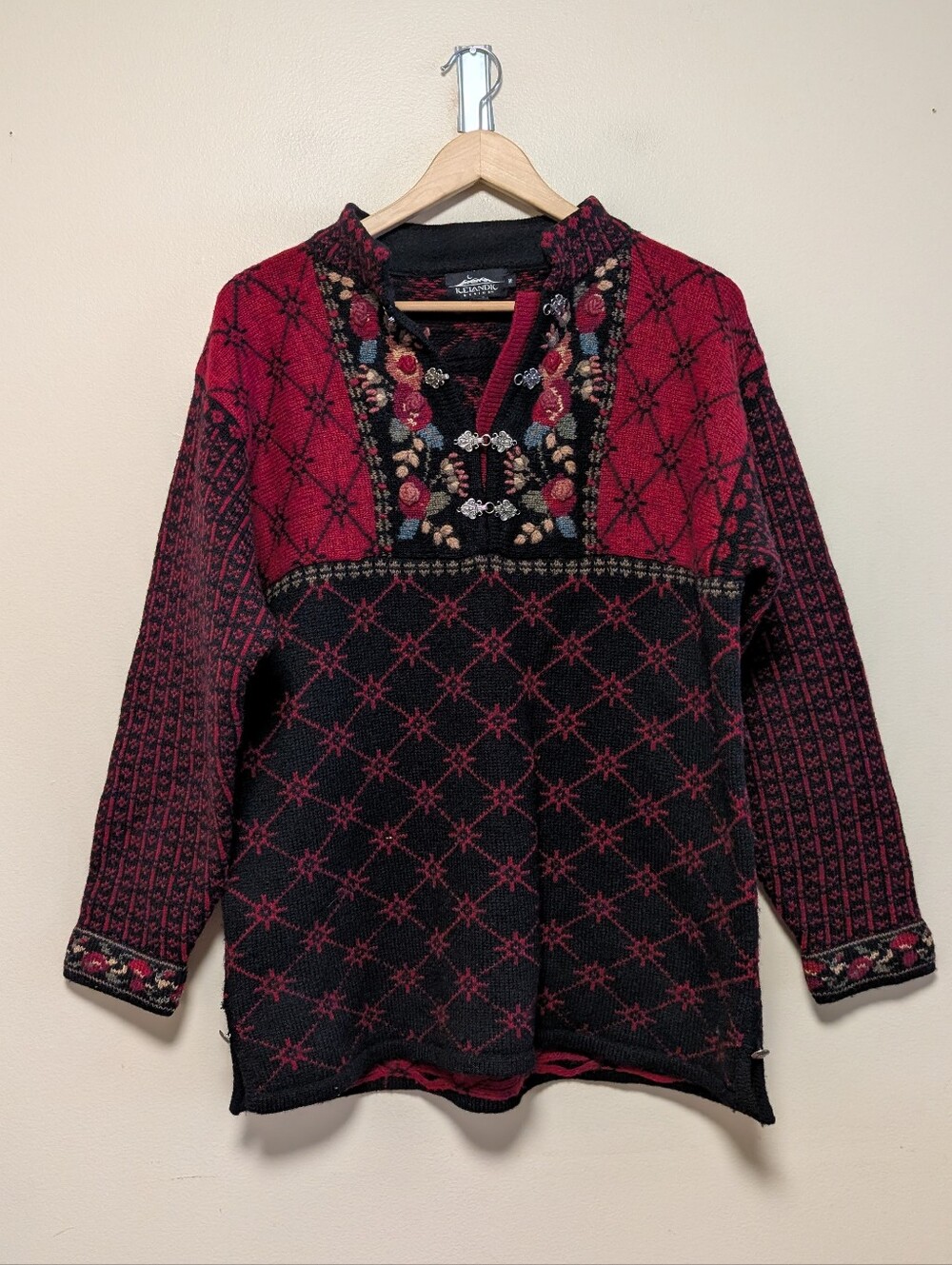 Icelandic Design 100% Wool Nordic Embroidered Sweater Medium Norwegian Folk